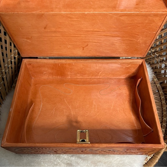 Vintage Embossed Leather Jewelry Box - Picture 9 of 9